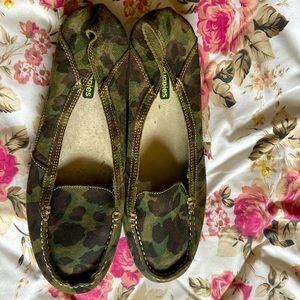 Ladies slightly used hush puppies flats